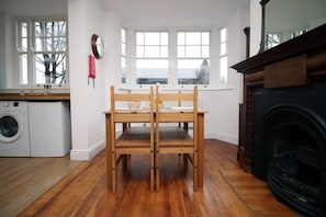 Family Apartment | In-room dining - St Paul's View Apt 2 by Tŷ SA (Newport)