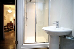 Family Apartment | Bathroom | Towels, soap, shampoo - St Paul's View Apt 2 by Tŷ SA (Newport)
