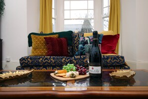 Living area - St Paul's View Apt 2 by Tŷ SA (Newport)