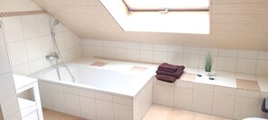 Badewanne, Haartrockner, Handtücher