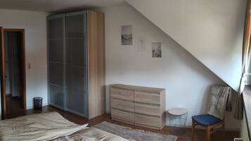 1 dormitori, escriptori, planxa i posts de planxar i wifi gratuïta