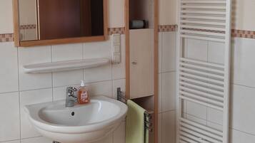 Banyera, assecador de cabells i tovalloles