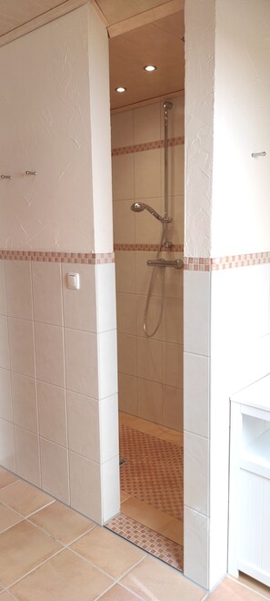 Baignoire, sèche-cheveux, serviettes fournies