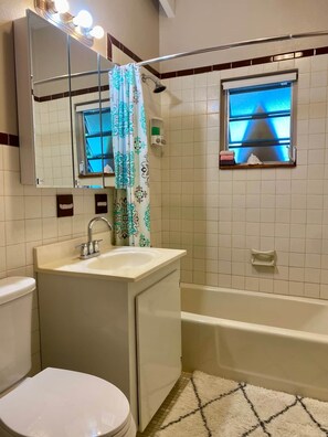 Badekar, hårtørrer, håndklæder