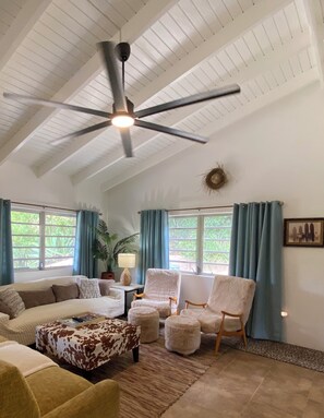 TV - Surfer Shack 2 King Bedrooms (1 is a Loft) (East End)