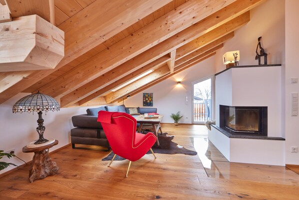 Fernseher, Kamin, Bücher, Stereoanlage