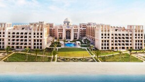 A hotel with multiple buildings, a central pool, and a beach view. - Luxury 300m2 Townhouse Beach Gym Private Pool (Dubai)