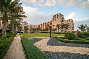 3 bedrooms - Luxury 300m2 Townhouse Beach Gym Private Pool (Dubai)