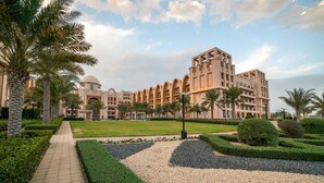 Un grand hôtel doté d’une cour intérieure, de palmiers et d’un jardin bien entretenu.