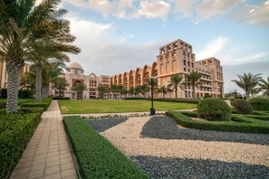 3 bedrooms - Luxury 300m2 Townhouse Beach Gym Private Pool 2 (Dubai)