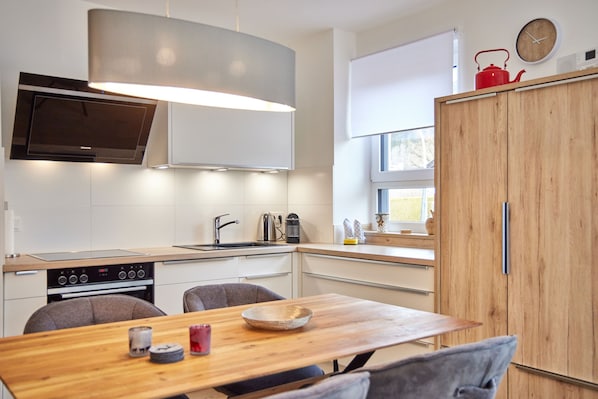 ثلاجة، فرن، موقد طهي مسطح، غسالة أطباق