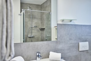 Dusche, Haartrockner, Handtücher