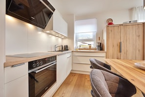 ثلاجة، فرن، موقد طهي مسطح، غسالة أطباق