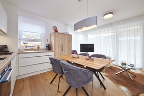 Réfrigérateur, un four, surface de cuisson, lave-vaisselle