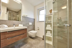 Dusche, Haartrockner, Handtücher