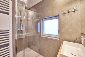 Dusche, Haartrockner, Handtücher