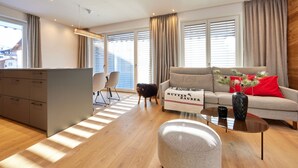 Uma sala de estar moderna com um sofá, uma mesa de centro e um cão.
