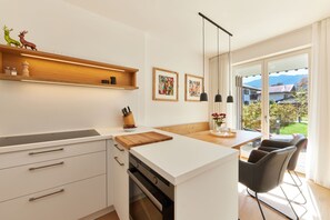 Jääkaappi, uuni, liesi, astianpesukone