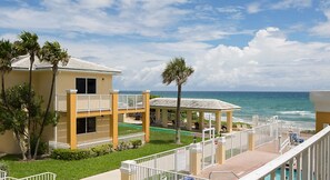 Property grounds - One Bedroom Condo, Gulfstream FL (2730200) (Gulf Stream)