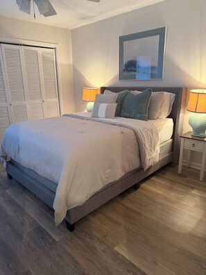2 habitaciones, tabla de planchar con plancha y cuna de viaje