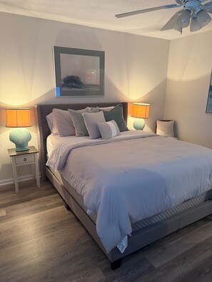 2 chambres, fer et planche à repasser, lit de bébé portatif
