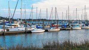Un puerto deportivo con varios veleros amarrados a muelles de madera.