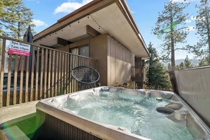Outdoor spa tub - Casa Eliiana • Close to Bear Mtn Parking • Spa (Big Bear Lake)