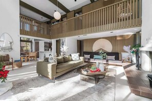 TV, fireplace, offices - Casa Eliiana • Close to Bear Mtn Parking • Spa (Big Bear Lake)