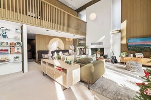 Televisión, chimenea y oficina