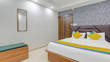 Phòng đôi Tiêu chuẩn | Bàn, bàn ủi/dụng cụ ủi quần áo