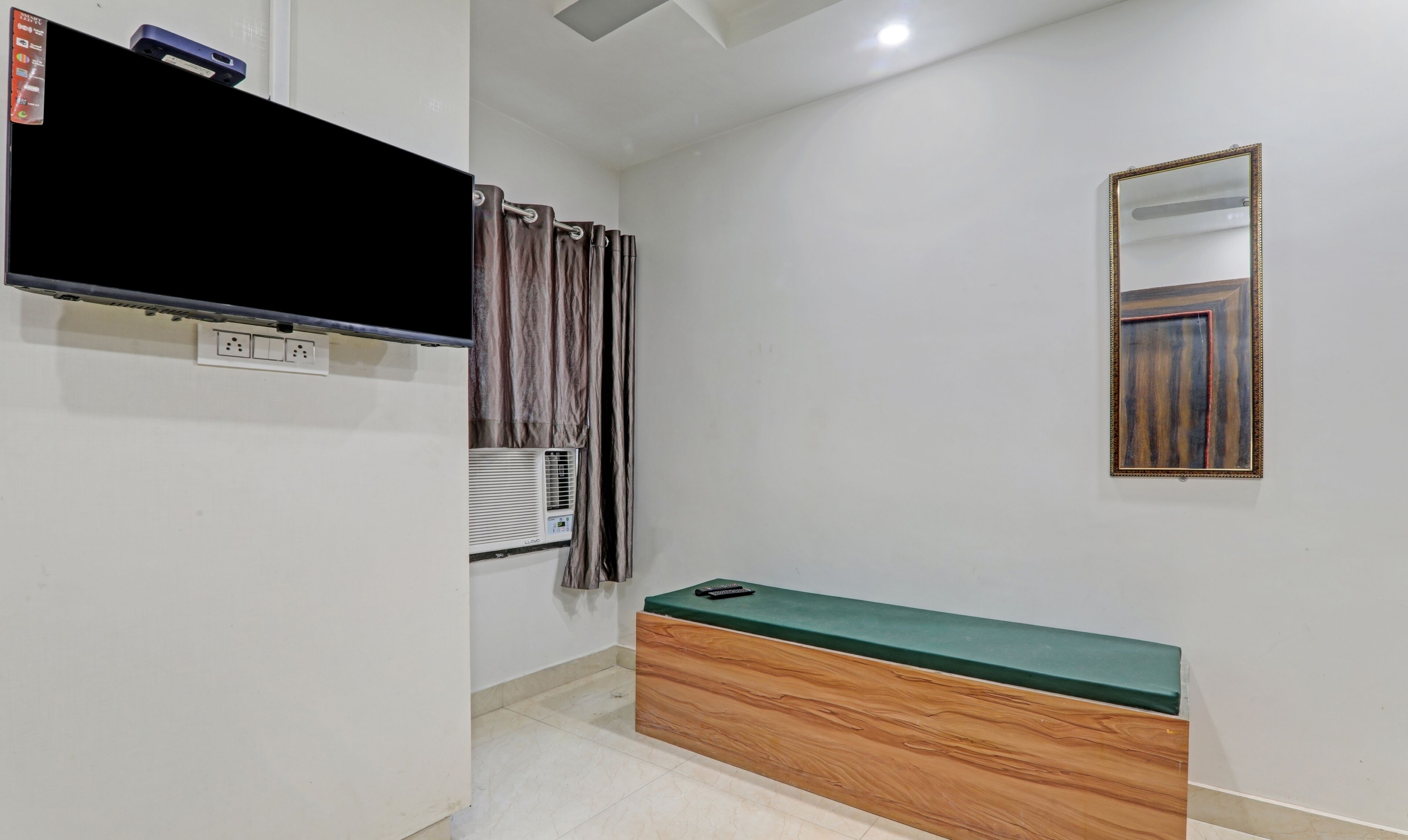 Standard Double Room | Desk, iron/ironing board