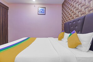 Habitaci ón doble económica | Escritorio y tabla de planchar con plancha 