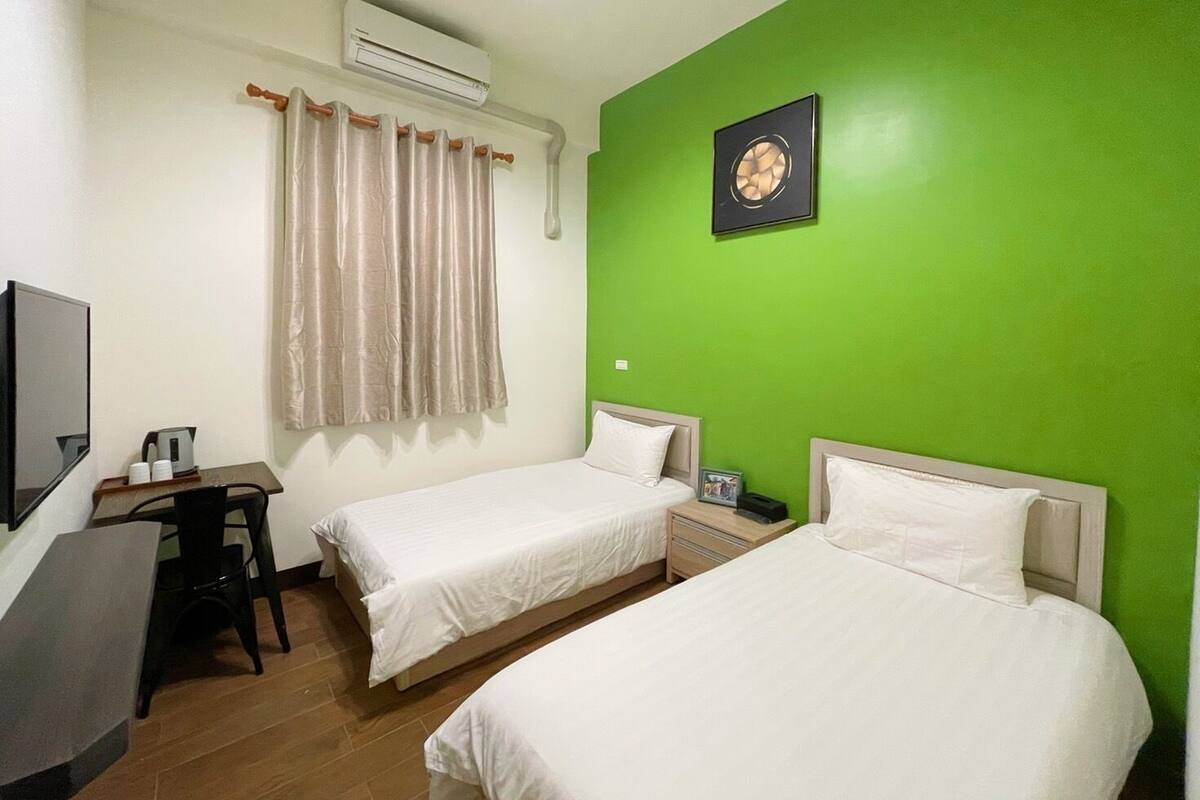 Habitación Confort con 2 camas individuales | Edredones de plumas, wifi gratis, decoración individual
