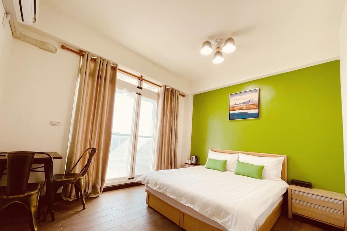 Habitación doble Deluxe | Edredón, decoración personalizada, muebles diferentes y wifi gratis