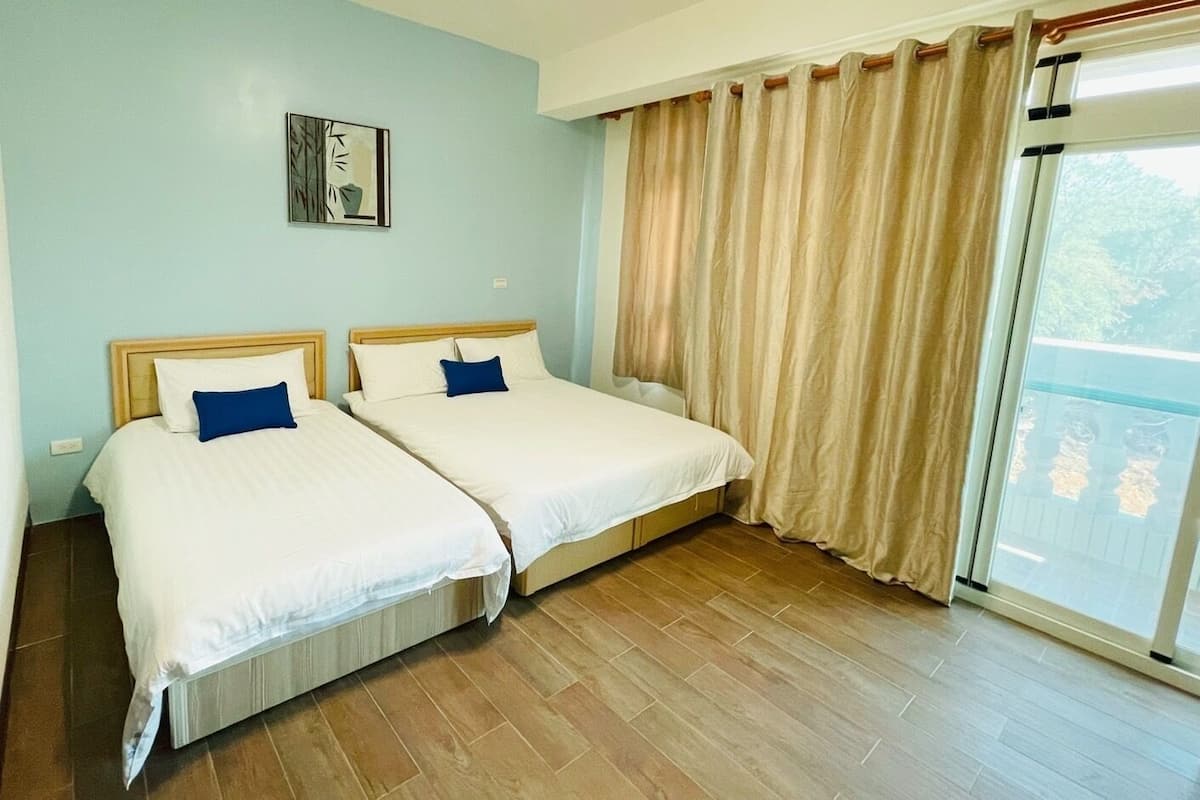 Habitación triple Deluxe | Edredón, decoración personalizada, muebles diferentes y wifi gratis