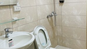 Shower, rainfall showerhead, free toiletries, hair dryer - New Time Hostel (Jinning)