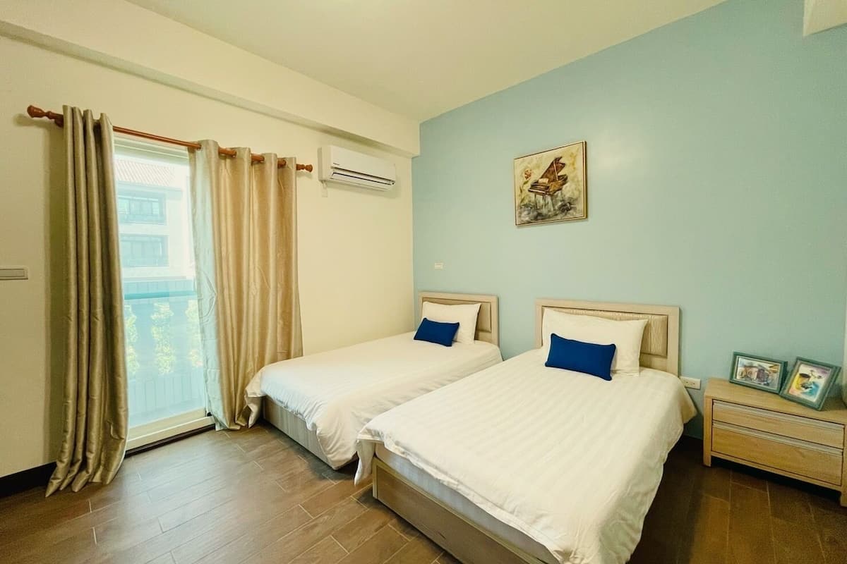 Habitación empresarial con 2 camas individuales | Edredón, decoración personalizada, muebles diferentes y wifi gratis