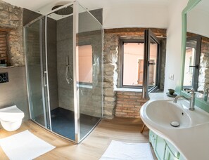 Dusche, Haartrockner, Bidet, Handtücher
