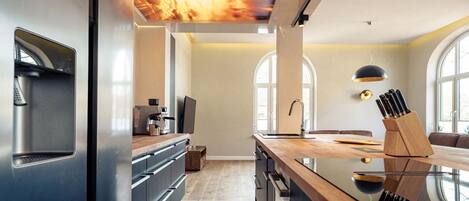 Fridge, oven, stovetop, dishwasher