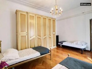 Habitación clásica, varias camas | Edredón, cortinas blackout, tabla de planchar con plancha y wifi gratis