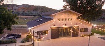 Triumph Oaks Modern Ranch Guest House Farm Stay! Chickens, Goats & Horses!