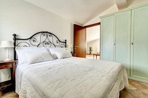 2 bedrooms, travel cot, WiFi, bed sheets