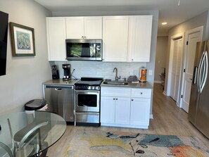 Refrigerador, microondas, horno y parrilla de estufa 