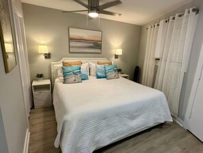 1 bedroom, desk, iron/ironing board, free WiFi - Beauty at the Beach! Oceanview King bed free bikes (Hilton Head Island)