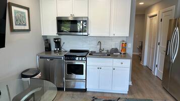 Jääkaappi, mikroaaltouuni, uuni, liesi