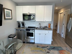 雪櫃、微波爐、焗爐、爐具