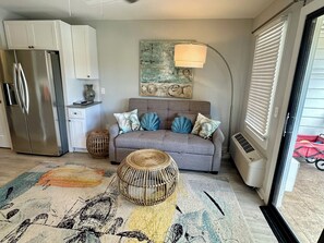 Smart TV, books - Beauty at the Beach! Oceanview King bed free bikes (Hilton Head Island)