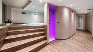 A modern interior with a wooden staircase leading to a hot tub area, a curved wall, and a hallway. - Carrick Hotel Camogli Portofino Coast (Camogli)