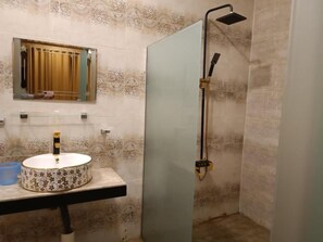 Shower, free toiletries, towels