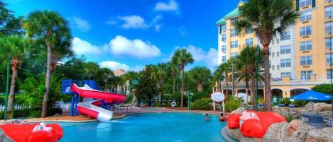 Una piscina techada, una piscina al aire libre